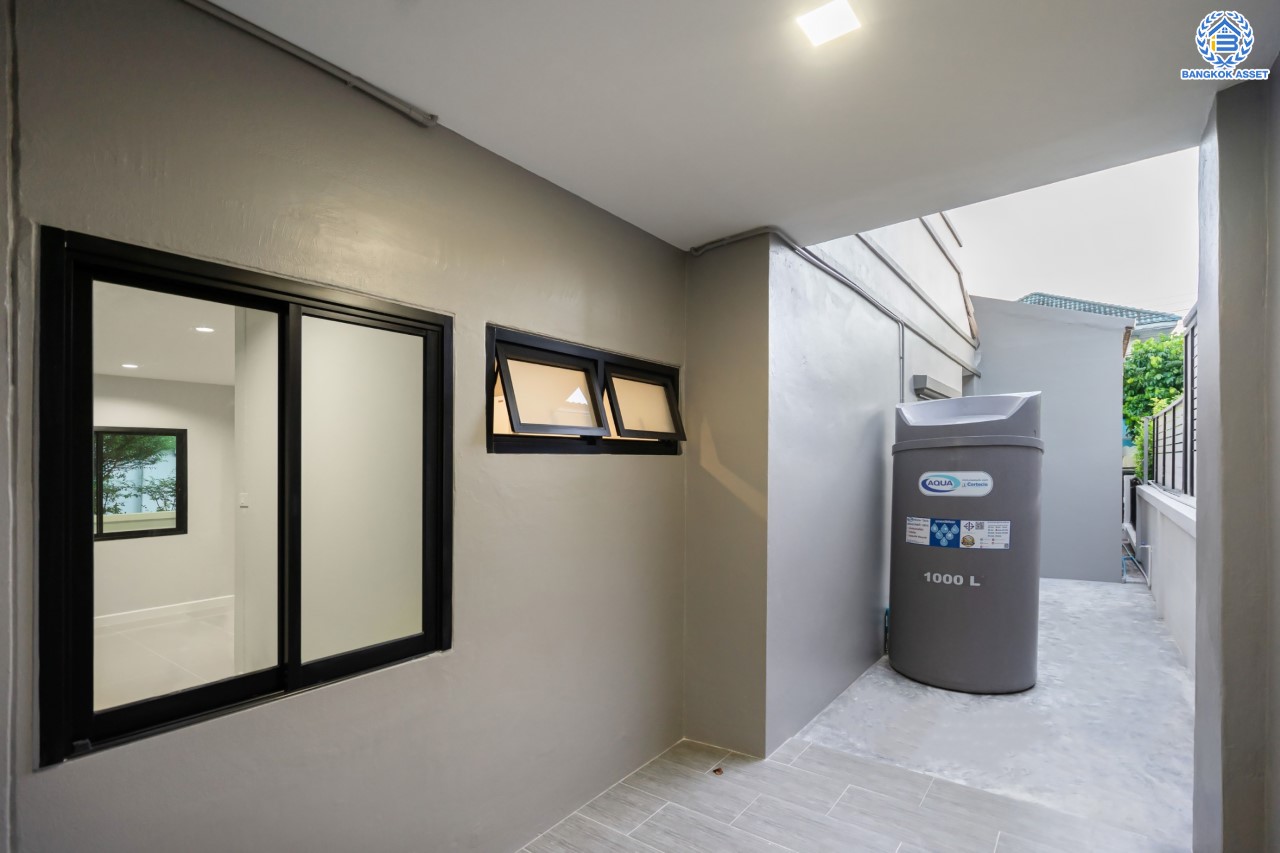 บ้านมือสองตกแต่งใหม่ แบรนด์ Property Perfect ม.มณีรินทร์ รัตนาธิเบศร์-ท่าอิฐ เนื้อที่ 54 ตร.ว. ฟังก์ชัน 3 ห้องนอน 2 ห้องน้ำ 2 ห้องอเนกประสงค์ พร้อมจอดรถได้ 2 คัน บนทำเลศักยภาพ ใกล้ทางด่วน "งามวงศ์วาน" และเพียง 10 นาที ถึงรถไฟฟ้า "สถานีบางรักน้อยท่าอิฐ"...